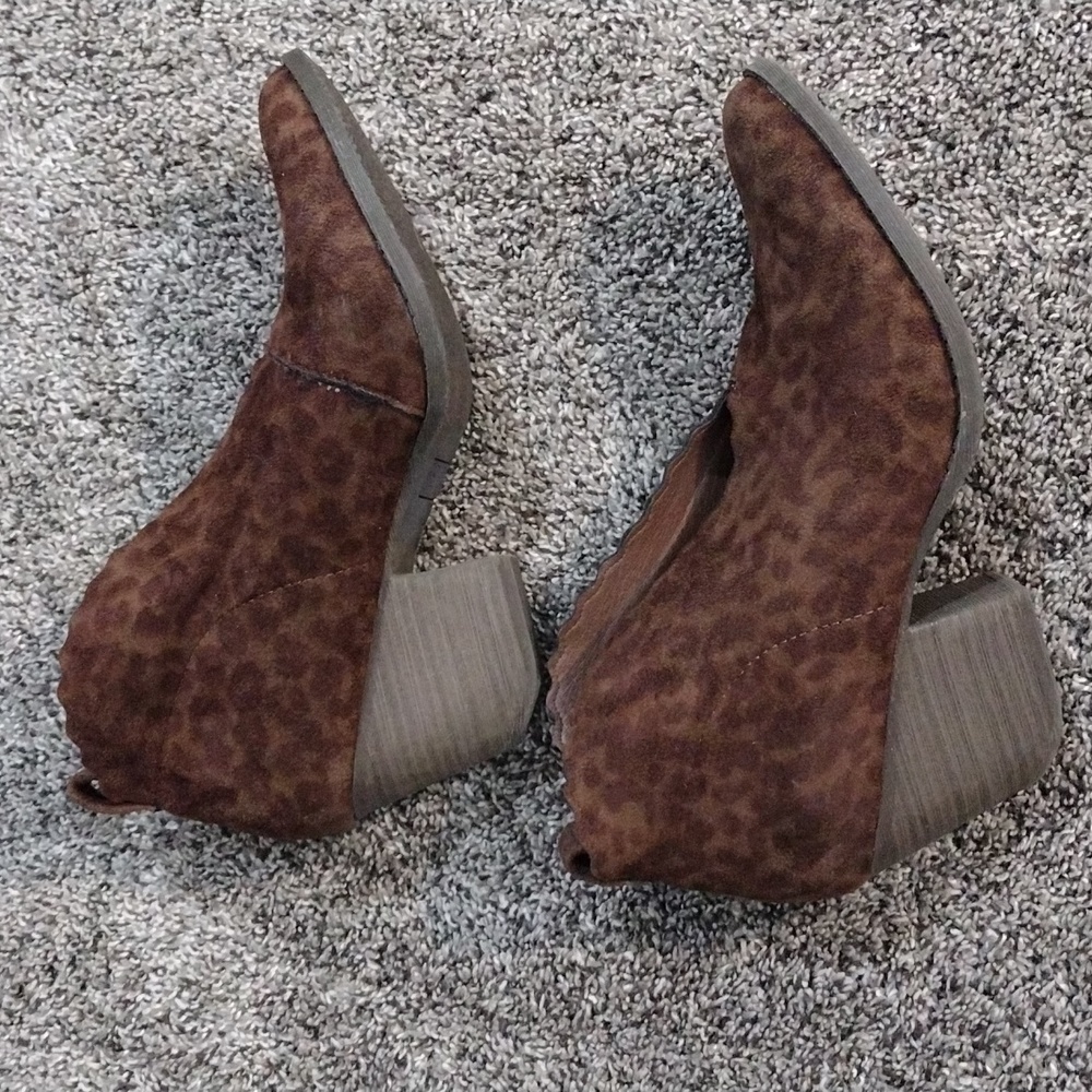 Coconuts by Matisse Women's Adalyn Tan Leppard Ankle Bootie 8